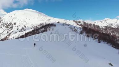 空中飞行：飞越徒步旅行者，朝雪山顶走去，滑雪观光登山雪山，阿尔卑斯山全景